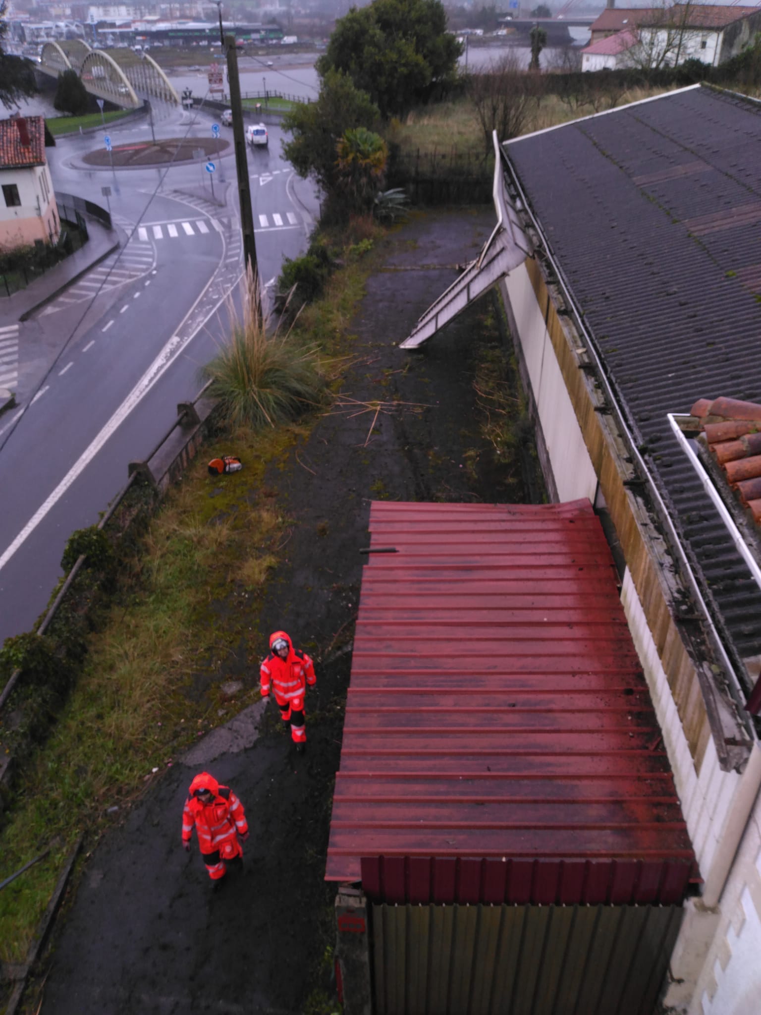 Unos 2.000 vecinos de Piélagos están sin luz por la caída de un árbol sobre un cable de alta tensión Unos 2.000 vecinos de Piélagos están sin luz por la caída de un árbol sobre un cable de alta tensión
