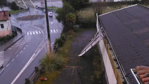 Bomberos del 112 Cantabria durante una incidencia ocasionada por el viento Bomberos del 112 Cantabria durante una incidencia ocasionada por el viento