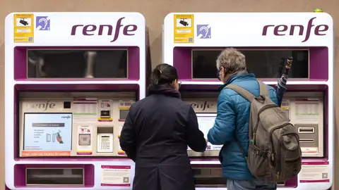 Varias personas compran billetes en una máquina de venta de billetes en la estación de Chamartín. Varias personas compran billetes en una máquina de venta de billetes en la estación de Chamartín.