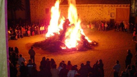 Gran hoguera en la fiesta de la Candelaria de Dos Torres