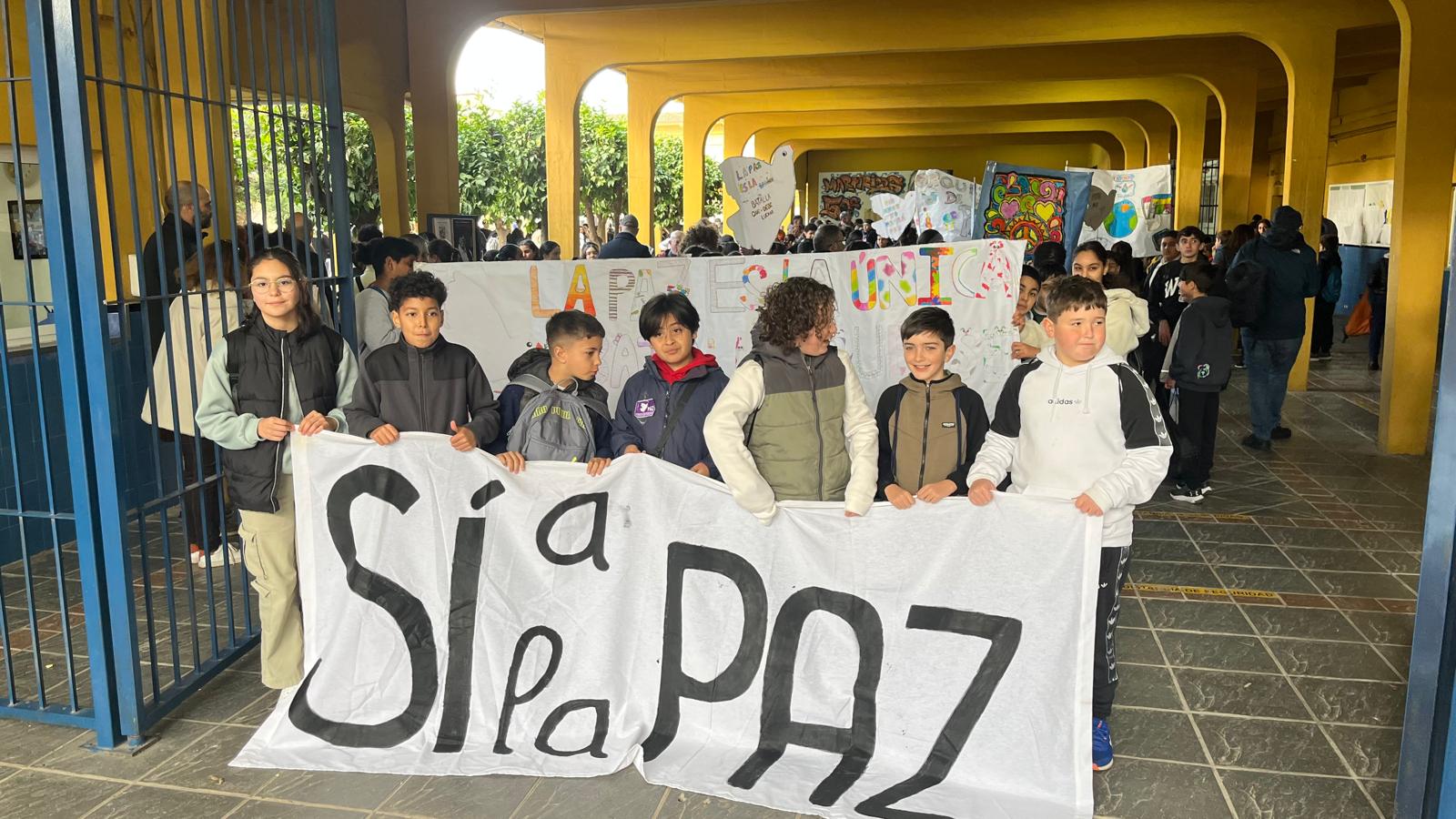 Un millar de alumnos gritan en Málaga "Sí a la Paz" Un millar de alumnos gritan en Málaga "Sí a la Paz"