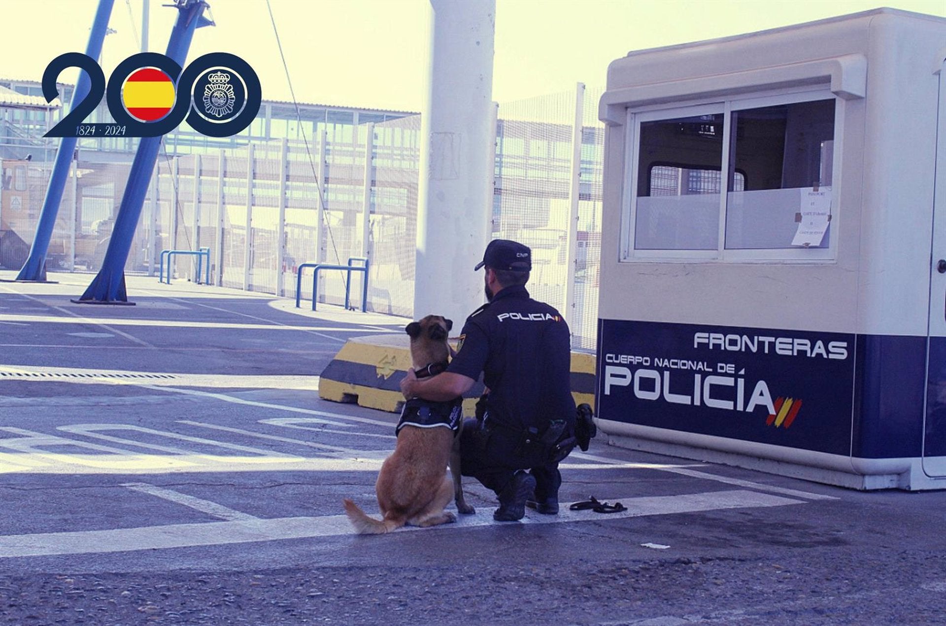 Detenidos tres ocupantes de una patera, dos ya en prisión, tras agredir a varios agentes después de un rescate Detenidos tres ocupantes de una patera, dos ya en prisión, tras agredir a varios agentes después de un rescate