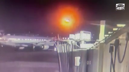 Un nuevo vídeo muestra el aterrador momento de la colisión entre el avión y el helicóptero en el accidente aéreo de Washington Un nuevo vídeo muestra el aterrador momento de la colisión entre el avión y el helicóptero en el accidente aéreo de Washington