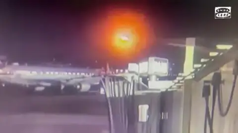 Un nuevo vídeo muestra el aterrador momento de la colisión entre el avión y el helicóptero en el accidente aéreo de Washington Un nuevo vídeo muestra el aterrador momento de la colisión entre el avión y el helicóptero en el accidente aéreo de Washington