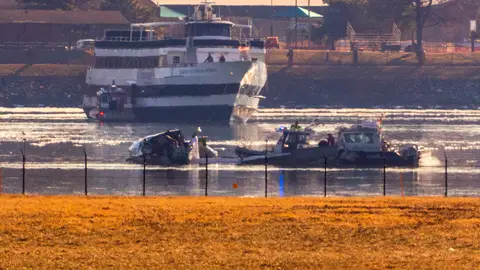 Parte del avión siniestrado sobre el río Potomac Parte del avión siniestrado sobre el río Potomac