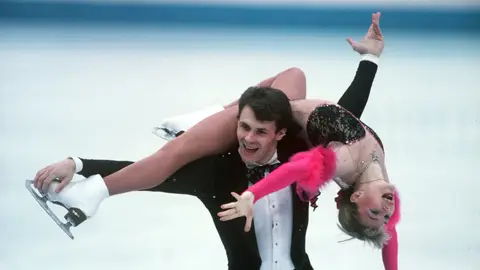 Evgenia Shishkova y Vadim Naumov, campeones del mundo de patinaje rusos y pasajeros del avión siniestrado Evgenia Shishkova y Vadim Naumov, campeones del mundo de patinaje rusos y pasajeros del avión siniestrado