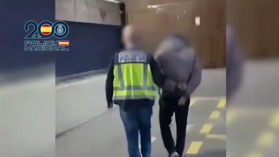 El detenido siendo custodiado por la Polic&iacute;a Nacional.