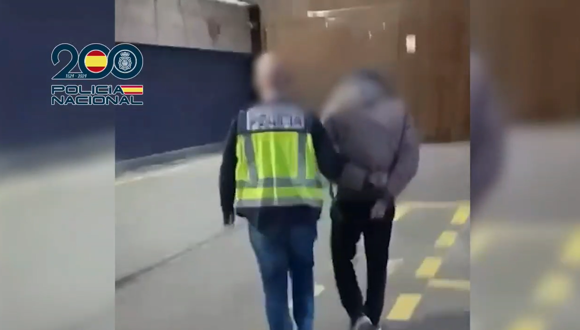 Detienen en Cataluña a un fugitivo de los más buscados por Francia: entre las posesiones incautadas destaca un 'kalashnikov' Detienen en Cataluña a un fugitivo de los más buscados por Francia: entre las posesiones incautadas destaca un 'kalashnikov'