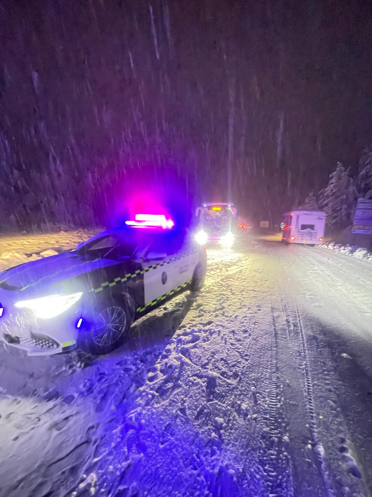 Auxiliados dos autobuses al quedar bloqueados por las nevadas Auxiliados dos autobuses al quedar bloqueados por las nevadas