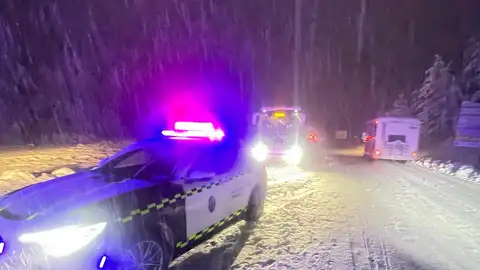 Auxiliados dos autobuses al quedar bloqueados por las nevadas Auxiliados dos autobuses al quedar bloqueados por las nevadas
