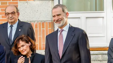 El rey Felipe VI (d) posa con la presidenta del Consejo de Estado, Carmen Calvo durante una audiencia a las dos últimas promociones del Cuerpo de Letrados del Consejo de Estado celebrada este jueves en el Palacio de la Zarzuela. EFE/Chema Moya El rey Felipe VI (d) posa con la presidenta del Consejo de Estado, Carmen Calvo durante una audiencia a las dos últimas promociones del Cuerpo de Letrados del Consejo de Estado celebrada este jueves en el Palacio de la Zarzuela. EFE/Chema Moya
