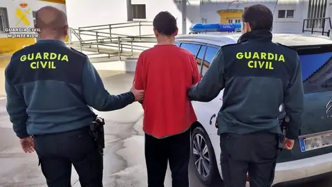Dos guardias civiles con el detenido Dos guardias civiles con el detenido