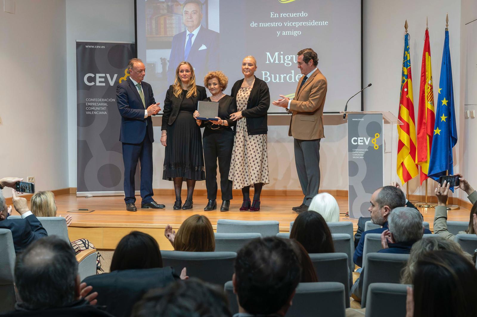 La CEOE seguirá apoyando a las empresas y pymes que se vieron afectadas por la DANA el pasado 29 de Octubre La CEOE seguirá apoyando a las empresas y pymes que se vieron afectadas por la DANA el pasado 29 de Octubre