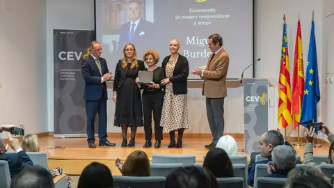 La mujer de Miguel Burdeos junto a sus hijas han asistido al homenaje al empresario fallecido La mujer de Miguel Burdeos junto a sus hijas han asistido al homenaje al empresario fallecido