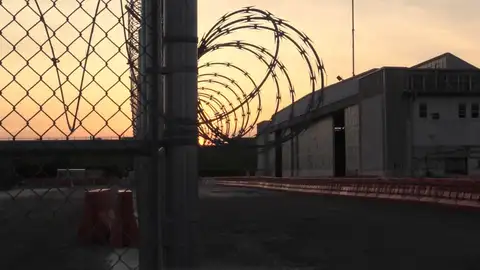 Trump evalúa usar la base de Guantánamo para detener a migrantes indocumentados Trump evalúa usar la base de Guantánamo para detener a migrantes indocumentados
