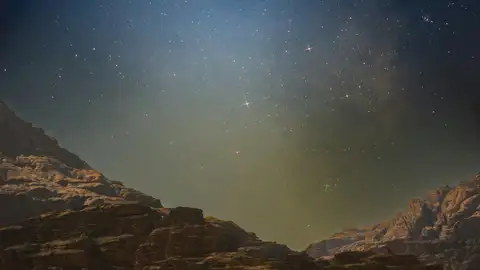 La luz zodiacal asoma en forma de triángulo en cielo despejado y libre de luz La luz zodiacal asoma en forma de triángulo en cielo despejado y libre de luz