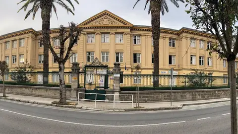 Desalojado el IES Ataúlfo Argenta de Castro Urdiales por aviso de bomba Desalojado el IES Ataúlfo Argenta de Castro Urdiales por aviso de bomba