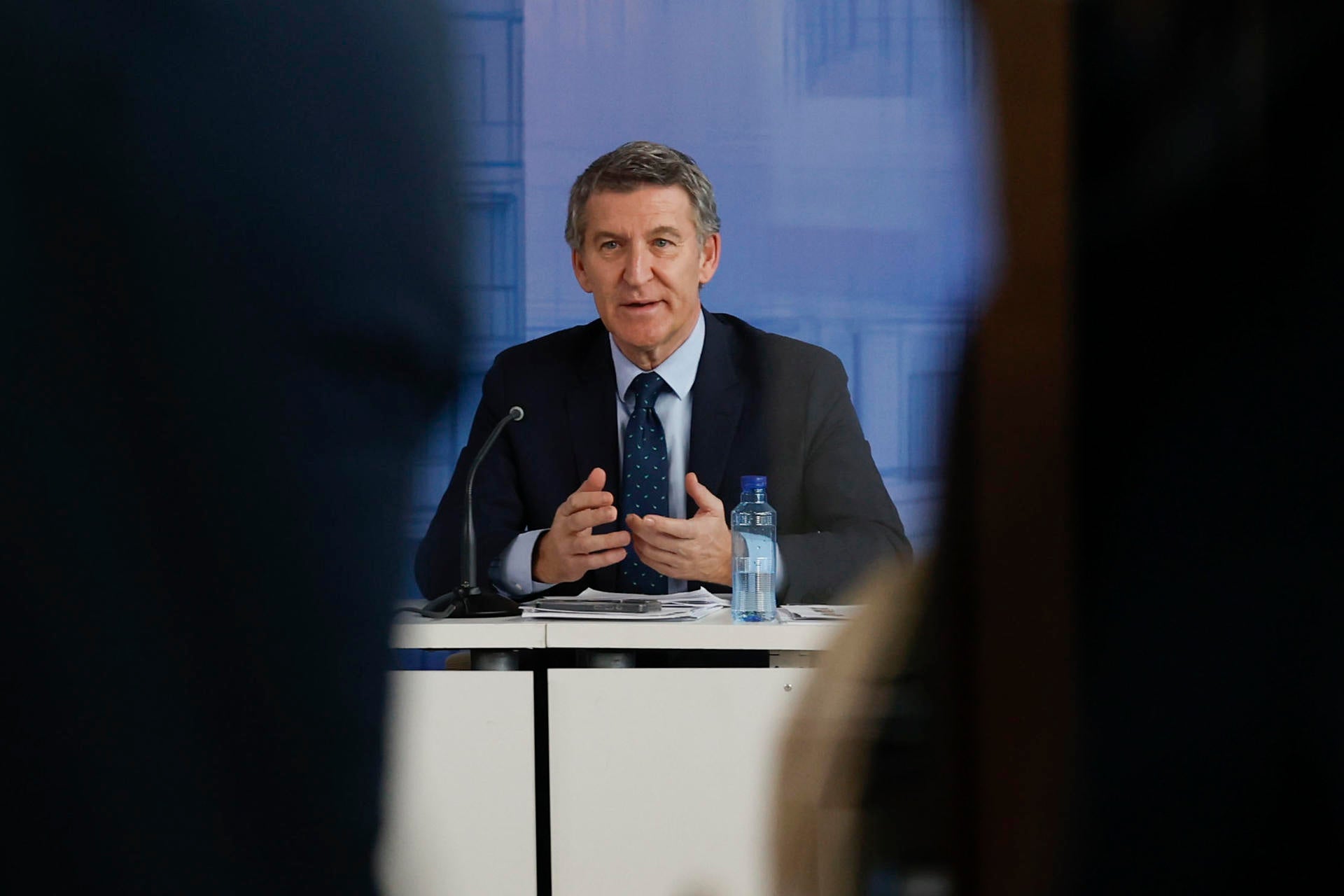 Feijóo justifica su apoyo al nuevo decreto del Gobierno: "No acepto lecciones de quiénes quieren sustituir más al PP que al PSOE" Feijóo justifica su apoyo al nuevo decreto del Gobierno: "No acepto lecciones de quiénes quieren sustituir más al PP que al PSOE"