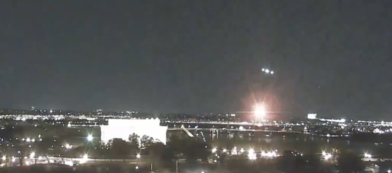 El impactante vídeo del accidente aéreo en Washington: así colisionó el helicóptero militar con el avión de pasajeros El impactante vídeo del accidente aéreo en Washington: así colisionó el helicóptero militar con el avión de pasajeros