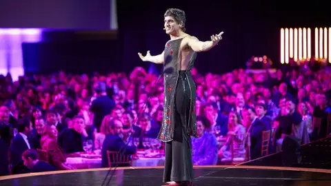 La Dani saluda al público durante el monólogo inicial de los Premios Feroz 2025 La Dani saluda al público durante el monólogo inicial de los Premios Feroz 2025