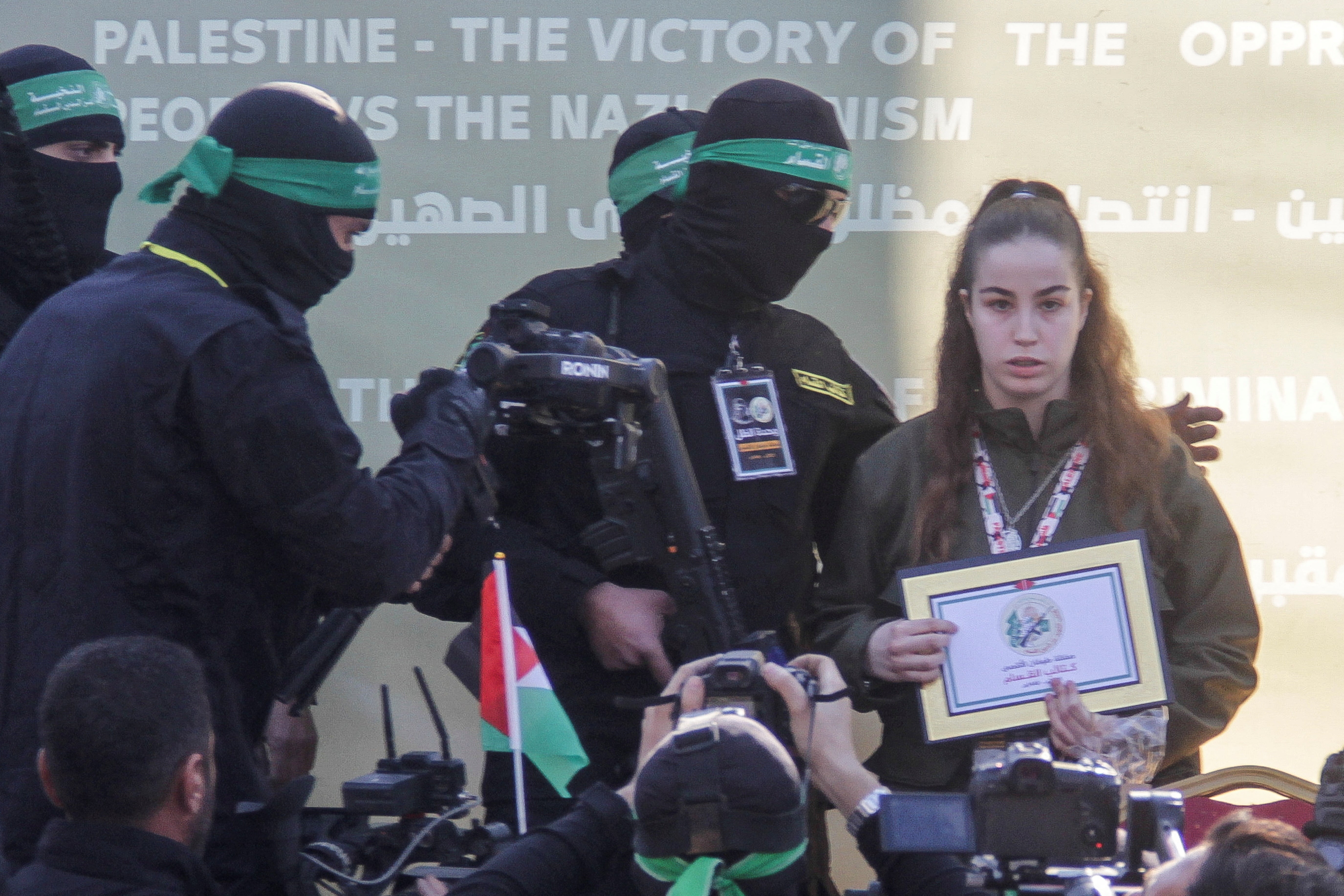 Hamás libera en el norte de Gaza a una militar como parte del tercer canje tras la tregua Hamás libera en el norte de Gaza a una militar como parte del tercer canje tras la tregua