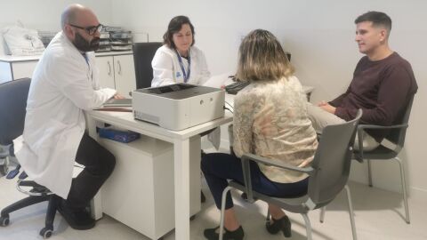 La Mar&iacute;a &Aacute;ngeles, una dona de 71 anys amb Alzheimer, passant consulta acompanyada del seu fill Ricard
