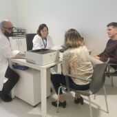 La María Ángeles, una dona de 71 anys amb Alzheimer, passant consulta acompanyada del seu fill Ricard