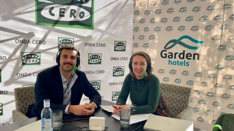 El Marketing & Communications Manager de Garden Hotels, Gabriel Llobera, junto a la periodista de Onda Cero Elka Dimitrova El Marketing & Communications Manager de Garden Hotels, Gabriel Llobera, junto a la periodista de Onda Cero Elka Dimitrova