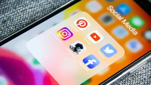 Aplicaciones de redes sociales en un móvil.