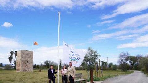 Izada de la bandera de Sendero Azul en el Clot de la Mare de D&eacute;u. 