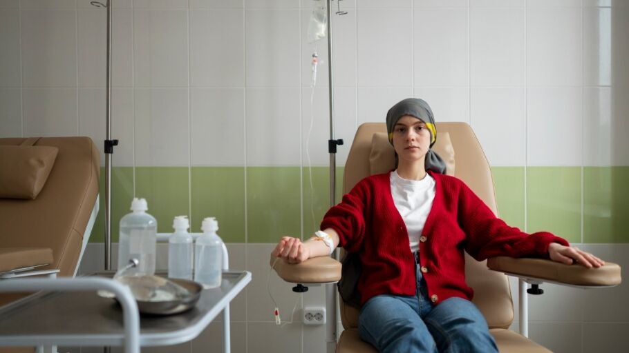 mujer en quimioterapia por c&aacute;ncer de mama