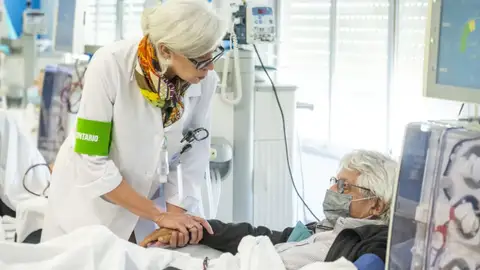 Voluntaria de SSVP acompaña a un enfermo de diálisis Voluntaria de SSVP acompaña a un enfermo de diálisis