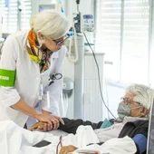 Voluntaria de SSVP acompaña a un enfermo de diálisis Voluntaria de SSVP acompaña a un enfermo de diálisis