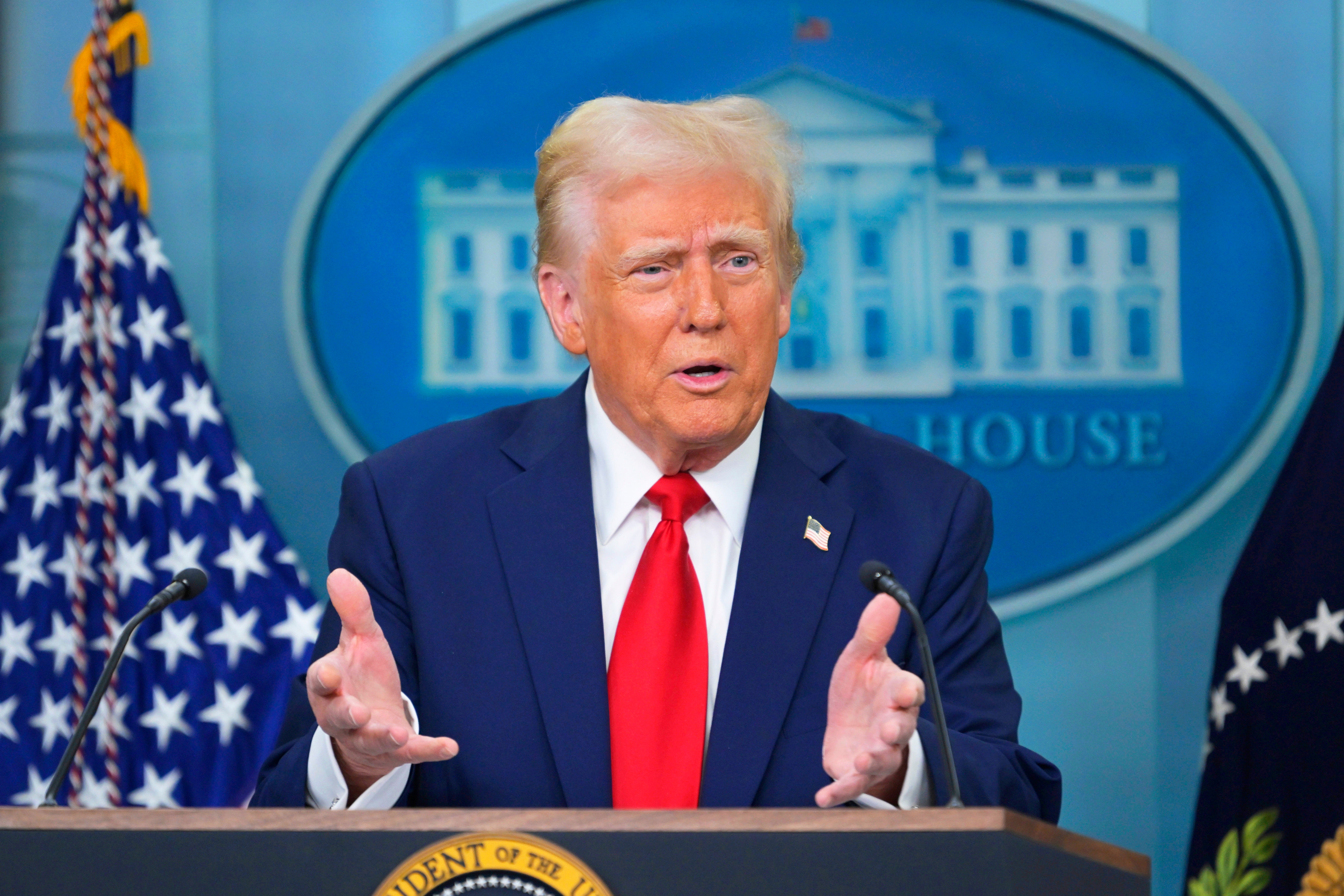 Trump impondrá a partir del sábado aranceles a México, Canadá y China Trump impondrá a partir del sábado aranceles a México, Canadá y China