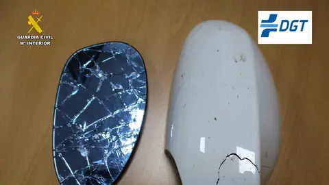 Retrovisor del vehículo implicado en el atropello en Aspe. Retrovisor del vehículo implicado en el atropello en Aspe.