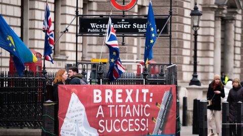 Imagen de una pancarta contra el Brexit en la estaci&oacute;n de Westminster