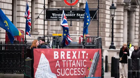 Imagen de una pancarta contra el Brexit en la estación de Westminster Imagen de una pancarta contra el Brexit en la estación de Westminster
