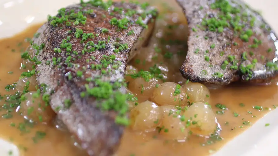 Hígado de ternera con salsa de uvas Hígado de ternera con salsa de uvas