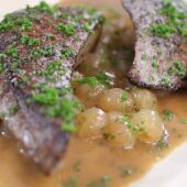 Hígado de ternera con salsa de uvas