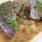 Hígado de ternera con salsa de uvas Hígado de ternera con salsa de uvas