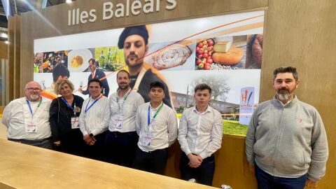 Maria Llompart, directora de l&prime;Escola d&prime;Hoteleria de les Illes Balears, junto al profesor Marcos Mart&iacute;nez y varios alumnos