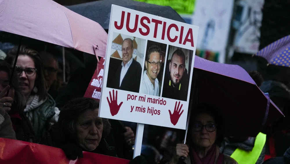 Manifestantes en Valencia piden la dimisión de Carlos Mazón Manifestantes en Valencia piden la dimisión de Carlos Mazón