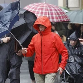Un hombre trata de protegerse de la lluvia y el viento este jueves en Bilbao. Un hombre trata de protegerse de la lluvia y el viento este jueves en Bilbao.