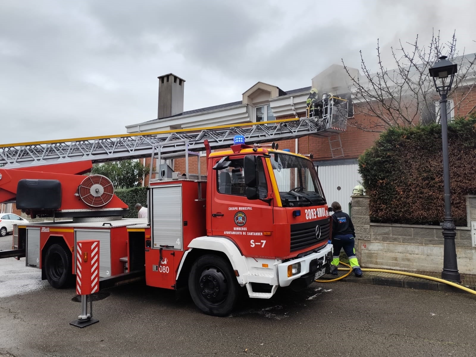 Muere un hombre de mediana edad y varias personas resultan heridas en un incendio en Cantabria Muere un hombre de mediana edad y varias personas resultan heridas en un incendio en Cantabria