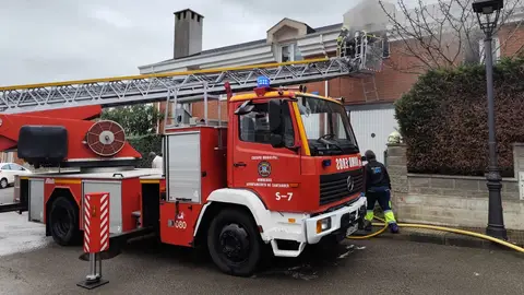 Efectivos del cuerpo de bomberos en el desempeño de sus funciones en la localidad cántabra Efectivos del cuerpo de bomberos en el desempeño de sus funciones en la localidad cántabra