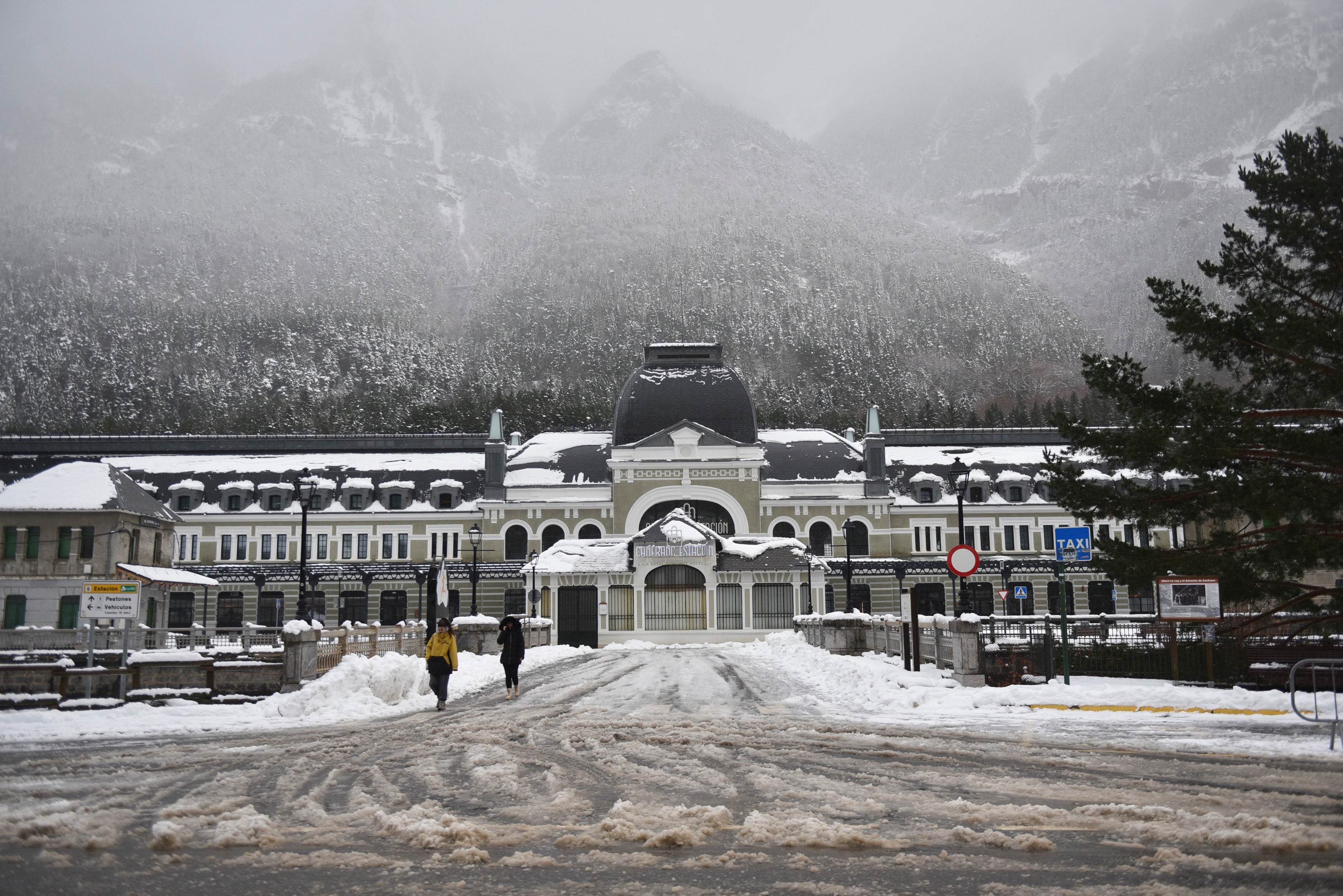 La Aemet alerta de la llegada de un frente frío que dejará nieve y lluvia en buena parte del país La Aemet alerta de la llegada de un frente frío que dejará nieve y lluvia en buena parte del país