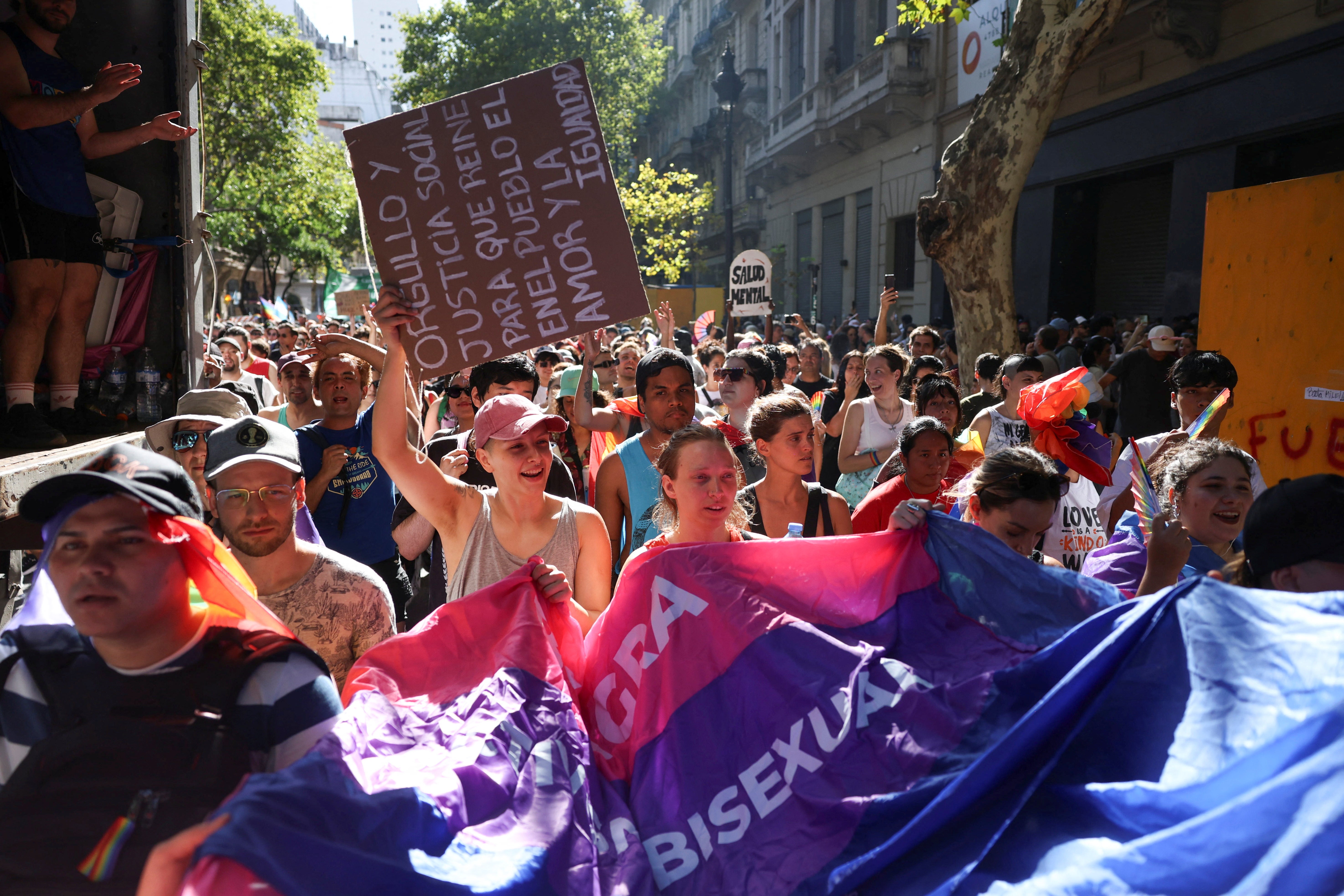 Argentina protagoniza una multitudinaria protesta LGTBI+ y antifascista contra Milei Argentina protagoniza una multitudinaria protesta LGTBI+ y antifascista contra Milei