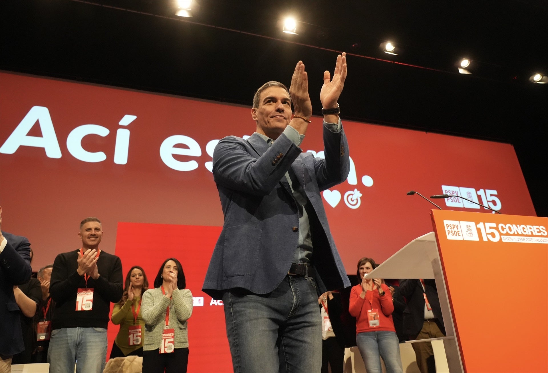 Sánchez afea a Feijóo sus giros con los decretos: "No le importan nada los pensionistas" Sánchez afea a Feijóo sus giros con los decretos: "No le importan nada los pensionistas"