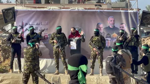 Yarden Bibas, rehén retenido en Gaza, es liberado por militantes palestinos de Hamás en el marco del alto el fuego con Israel. Yarden Bibas, rehén retenido en Gaza, es liberado por militantes palestinos de Hamás en el marco del alto el fuego con Israel.