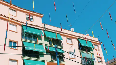 Imagen de archivo de un edificio con toldos verdes típico de las ciudades de España Imagen de archivo de un edificio con toldos verdes típico de las ciudades de España